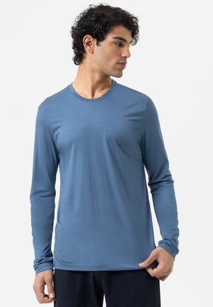 Langärmliges Rundhals-Shirt in Hellblau, aus glattem Stoff gefertigt. Hat eine lockere Passform und dezente Stichdetails am Saum.