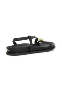 Zwarte platte sandalen met twee dunne banden en een gouden accent. Gemaakt van een glad materiaal, met een minimalistisch ontwerp en een platte zool.