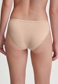 Beige Unterwäsche mit nahtlosem Design, mittlerer Bundhöhe, glatter Textur und ohne sichtbare Muster oder Hardware-Details.