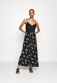 VMNATA Top - Black