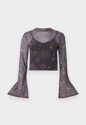 Crop top noir à manches longues transparentes avec des poignets évasés, motif céleste de soleil, lune et étoiles, comprenant une couche intérieure de camisole.