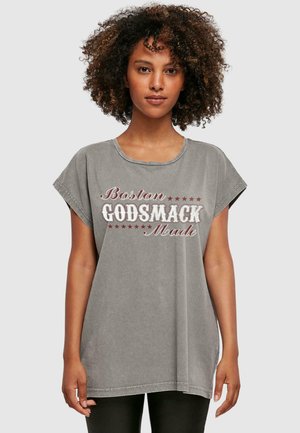 Hallide lühikeste varrukatega t-särk, millel on vabalt langev lõige ja mille esiküljel on valge ja marooni värvi kiri "Boston GODSMACK Made" koos tähtelementidega ning ümar kaelus.