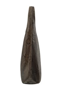 Torebkę w brązowy wzór węża o zorganizowanym, zwężającym się kształcie i jednym uchwycie. Wykonana z fakturowanego materiału z kontrastowym stębnowaniem.