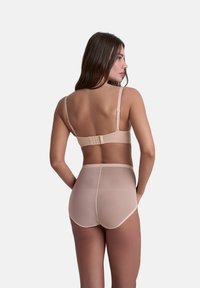 Nude lingerieset met een doorzichtig beha met verstelbare bandjes en een hooggetailleerde slip. Zachte, gladde textuur met minimale hardware.