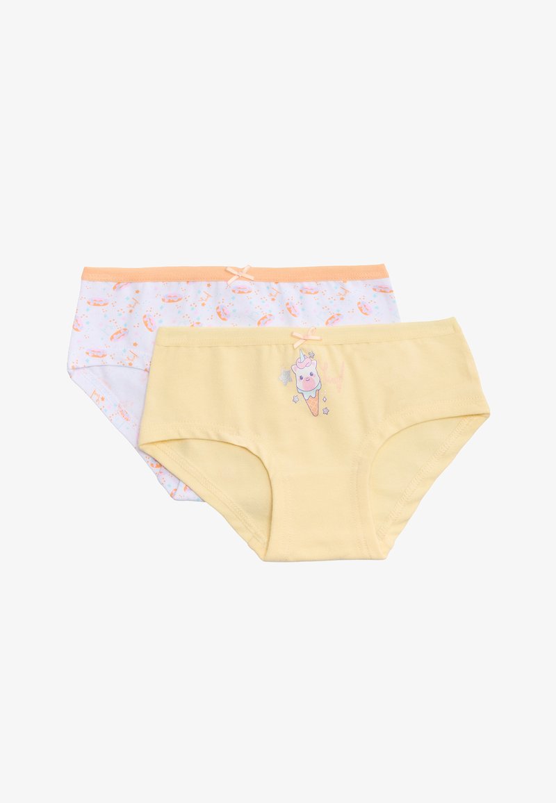 Dos pares de calzoncillos infantiles; uno de color amarillo pálido con un estampado de unicornio en un cono de helado, y el otro blanco con un patrón de lunas crecientes color durazno y estrellas.