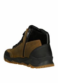Brązowe i czarne, średnie buty trekkingowe, wykonane z gładkiej skóry i zamszu, z zapięciem na zamek oraz teksturowaną gumową podeszwą.