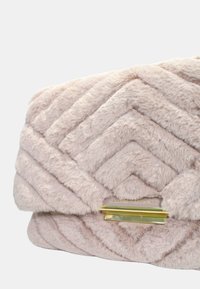 Borsa a mano in ecopelle di pelliccia trapuntata di colore rosa chiaro con motivo a chevron e dettagli in oro. Texture morbida, chiusura a pattina, forma rettangolare.