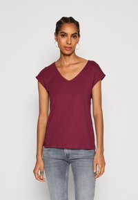 Bordeaux t-shirt met korte mouwen en V-hals, gemaakt van zacht katoen, met een comfortabele pasvorm en eenvoudige stikdetails.