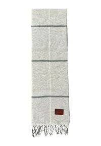 Sciarpa tessuta di colore grigio chiaro con sottili strisce orizzontali più scure e frange alle estremità, caratterizzata da una piccola etichetta in pelle marrone vicino a un bordo.