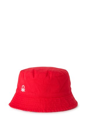 Czerwona bawełniana kapelusz typu bucket z małym białym wyszywanym logo z boku, pokazana na białym tle.