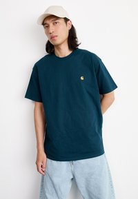 Carhartt WIP CHASE - Navadna majica - duck blue/gold