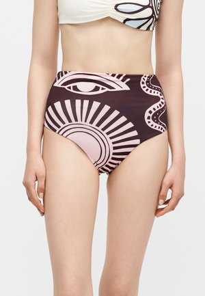 Bikiniunderdel med høj talje med abstrakte sol-, øje- og bølgemønstre i pink og mørk lilla, båret af en stående person.