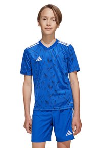 Blauw sportshirt met een geometrisch patroon en een V-hals, in combinatie met bijpassende shorts. Kenmerken zijn onder andere witte accenten en een logo.