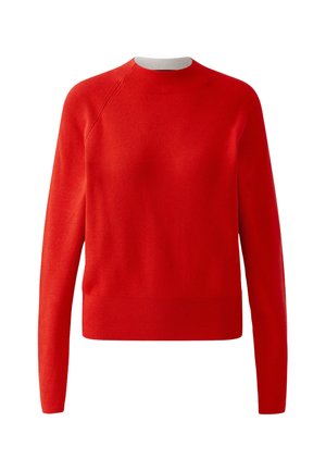 Felrode trui met lange mouwen, ronde hals, geribbelde textuur en een licht losse pasvorm, afgebeeld op een witte achtergrond.