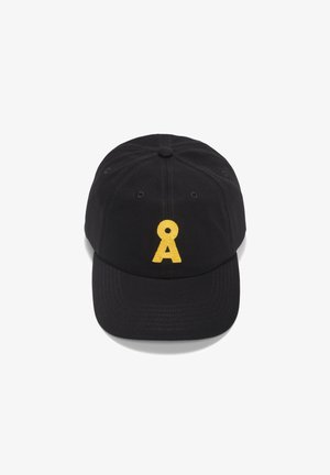 Zwarte baseballpet van stof met een opvallende gele geborduurde letter "A" aan de voorkant. Gebogen klep en oogjes zichtbaar.