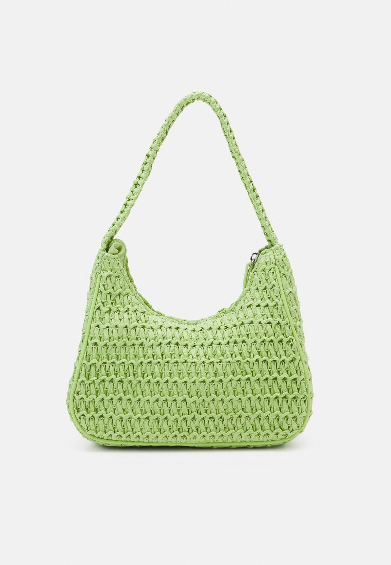 Sac à main tissé vert clair avec une seule anse tressée et une fermeture éclair courbée sur le dessus, présenté sur un fond uni.