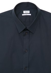 Chemise bleu marine foncé à boutons avec col pointu, taille moyenne, et étiquette de marque "Filippa K" à l'intérieur de la zone du col.