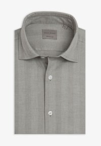 Szara koszula w wzór jodełki z klasycznym kołnierzykiem, z przodem na guziki i dwoma białymi guzikami. Metka nosi napis „DAN JOHN REGULAR”, rozmiar 40.