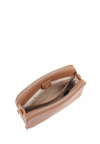 Tan leren portemonnee met een ritsluiting, interne compartimenten en een gladde textuur, met een lichtgekleurde stoffen voering.