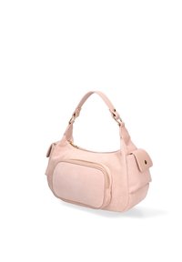 Borsa a spalla in suede rosa con forma arrotondata, caratterizzata da una tasca con zip frontale, hardware dorato e una tracolla corta. Texture liscia.