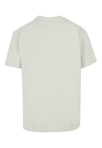Lys grå T-shirt med rund hals, korte ærmer og en afslappet pasform. Stoffet ser blødt ud med en glat overflade. Ingen grafik eller mønstre.