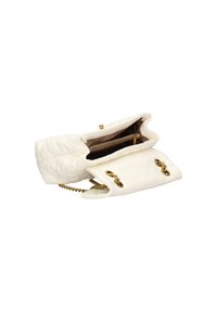 Borsa a tracolla in pelle bianca trapuntata con hardware dorato. La patta aperta rivela un ampio interno con divisorio e tasca con zip. Tracolla a catena.