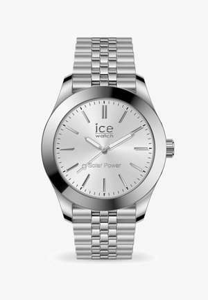 Reloj plateado solar con una esfera redonda suave, marcadores de hora minimalistas y una pulsera de eslabones de acero inoxidable reflectante.