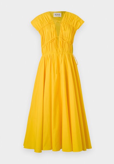 Robe midi en coton jaune avec de courtes manches à capuche, texture froncée au niveau du col et taille cintrée. Jupe fluide avec des détails à cordon ajustable.