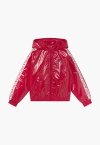 Giacca zip-up rossa e lucida con cappuccio; presenta nastro con logo bianco lungo le maniche e polsini ed orlo elasticizzati. Materiale leggero.