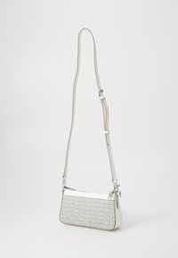 Borsa a spalla bianca con esterno texturizzato e logo DKNY ripetuto, tracolla slim regolabile e hardware in tonalità argento.