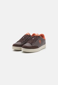 Fila COURTBAY - Zapatillas - coffee bean/sable