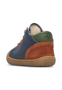 Chaussure en cuir bleu avec des accents en daim marron, un talon vert, des lacets orange et une semelle en caoutchouc texturée beige. Design mi-montant.