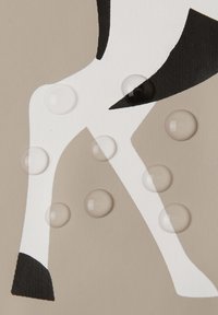 Graphique noir et blanc d'une jambe sur un fond beige, présentant des gouttelettes claires et une texture mate avec des lignes et des formes distinctes.