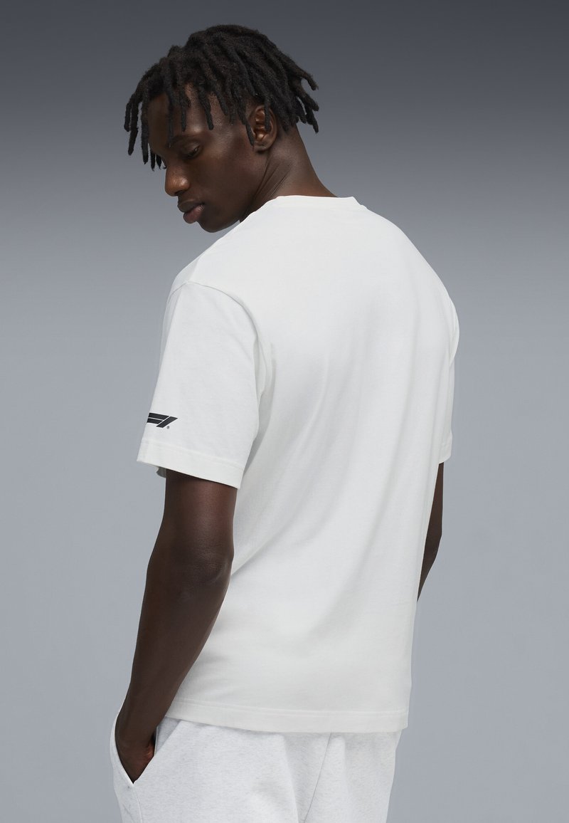 Puma F1® TYRE RELAXED - Triko s potiskem - white