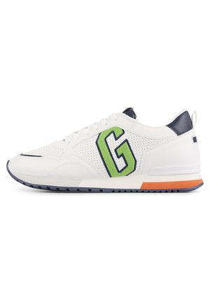 Białe sneakersy z perforowaną teksturą, granatowymi akcentami i dużym zielonym logo "G". Posiadają pomarańczowy akcent na podeszwie oraz lekką konstrukcję.