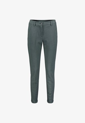 Pantalones ajustados de color gris oscuro con cierre de botón y cremallera, trabillas para cinturón, bolsillos laterales y puños doblados en los tobillos.