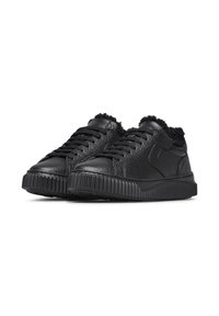 Sneaker in pelle nera con finitura texturizzata, dotate di suola rigata e colletto peloso. I lacci e la parte superiore liscia completano il design.