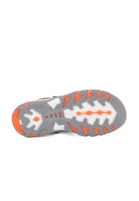 Podešev obuvi s šedou gumovou základnou a oranžovými a bílými akcenty. Vzor podrážky obsahuje různé textury pro lepší přilnavost.