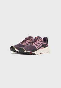 Ζευγάρι μωβ και ροζ παπουτσιών για τρέξιμο με μαύρες και λευκές σόλες, μαύρα κορδόνια και εμφανές σήμα στη πλευρά και στη γλώσσα.