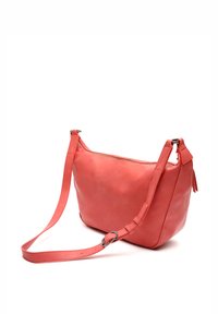 Borsa a tracolla in pelle corallo con tracolla regolabile, chiusura a zip, texture liscia e design minimalista. Nessun motivo visibile o accenti in metallo.