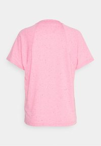Rosa kortärmad T-shirt i ett mjukt material, med en prickig textur, rund hals och en avslappnad passform med raglanärmar.
