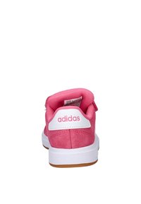 Roze suède sneaker met witte accenten, gevoerde hiel en rubberen zool. Voorzien van een geborduurd logo en een gestructureerd ontwerp op de buitenzool.