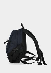 Marineblå stof rygsæk med sorte mesh detaljer, justerbare stropper, sidelomme og spænde lukning. Slankt, ergonomisk design.
