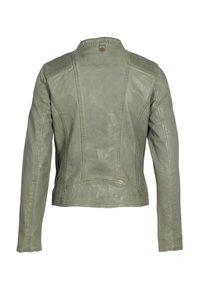 Giacca in pelle verde con un design aderente, dettagli di cucitura evidenti e sottili accenti a coste sulle spalle e sulla parte superiore della schiena.