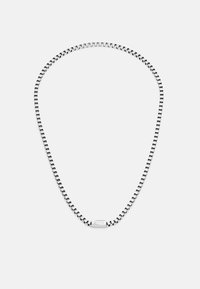Collier en argent constitué de maillons alternés polis et mats, avec une étiquette de marque rectangulaire gravée au centre avant.