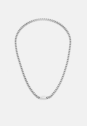 Colar de corrente prateada com elos alternando entre polidos e mate, apresentando uma etiqueta de marca retangular gravada no centro da frente.