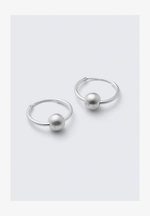 Boucles d'oreilles en argent en forme de créole, présentant un accent sphérique lisse. La finition est mate et polie, créant un design élégant et minimaliste.