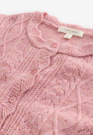 Vaaleanpunainen neulecardigan, jossa on saflinmuotoinen kaulus, koristeellisia kuvioita ja pieniä vaaleanpunaisia nappeja. Mallissa on myös "Laura Ashley" -merkki.