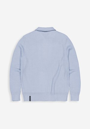 Lichtblauw geribbeld gebreid sweater met een kraaghalslijn, lange mouwen en een klein zwart label aan de onderzoom.