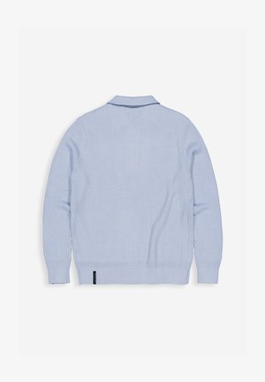 Lichtblauw geribbeld gebreid sweater met een kraaghalslijn, lange mouwen en een klein zwart label aan de onderzoom.